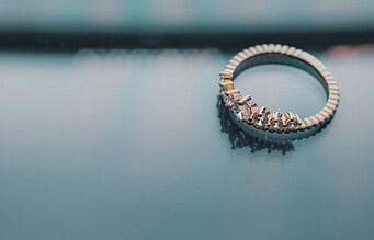 Jaki pierścionek zaręczynowy kupić?