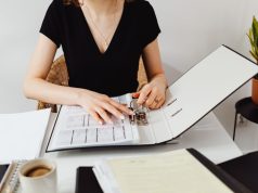 Segregator z własnym nadrukiem: jak wybrać i zaprojektować firmowy segregator reklamowy